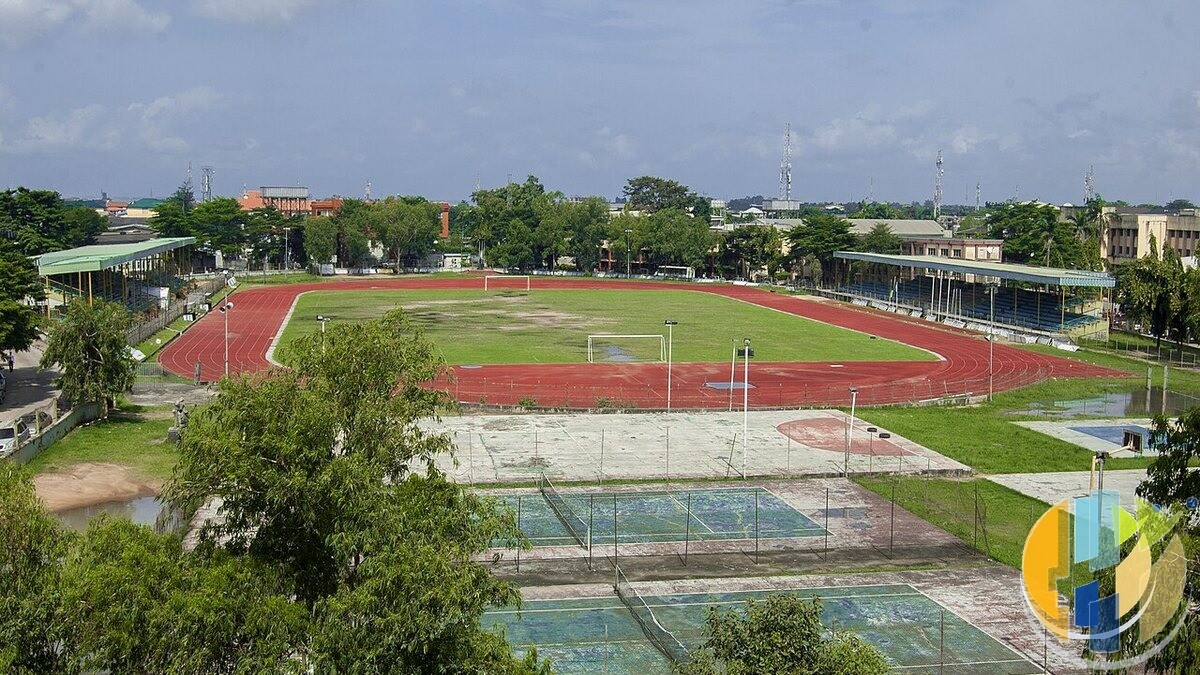 Generic football pitch with running track, no club crests, Wikimedia Commons documentary photo